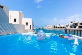 Luxury villa with private pool and ocean